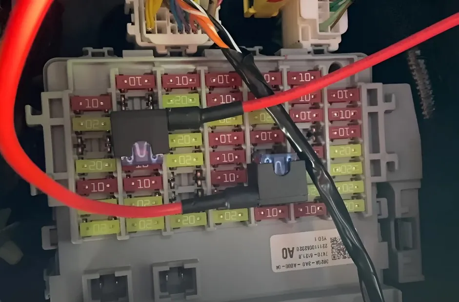 Fuse box connected to a dashcam with red wire